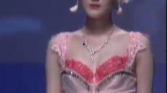 高叉泳装秀视频